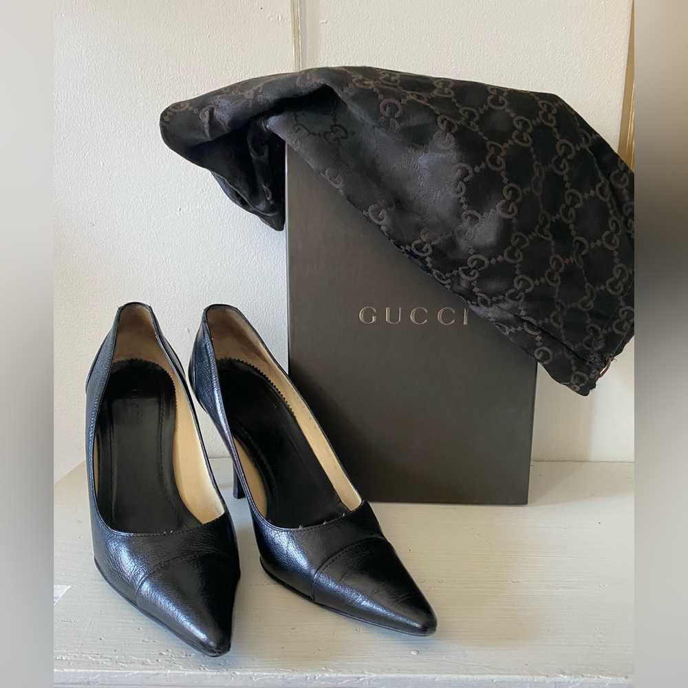 Gucci classic leather pumps.